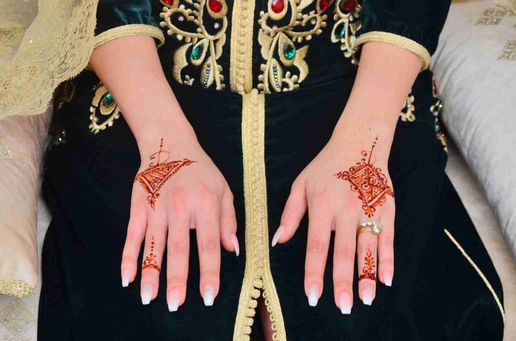 moroccan-bride-getting-henna-done-before-wedding-1024x678